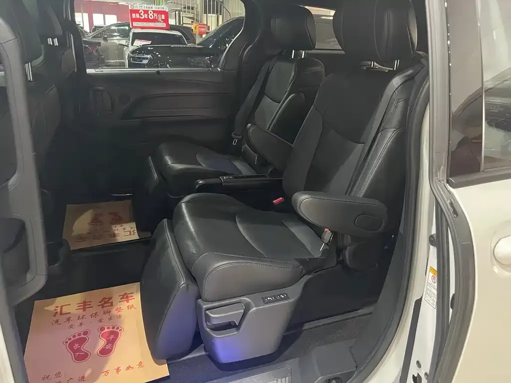 Toyota Sienna 2023 из CN, фото 2