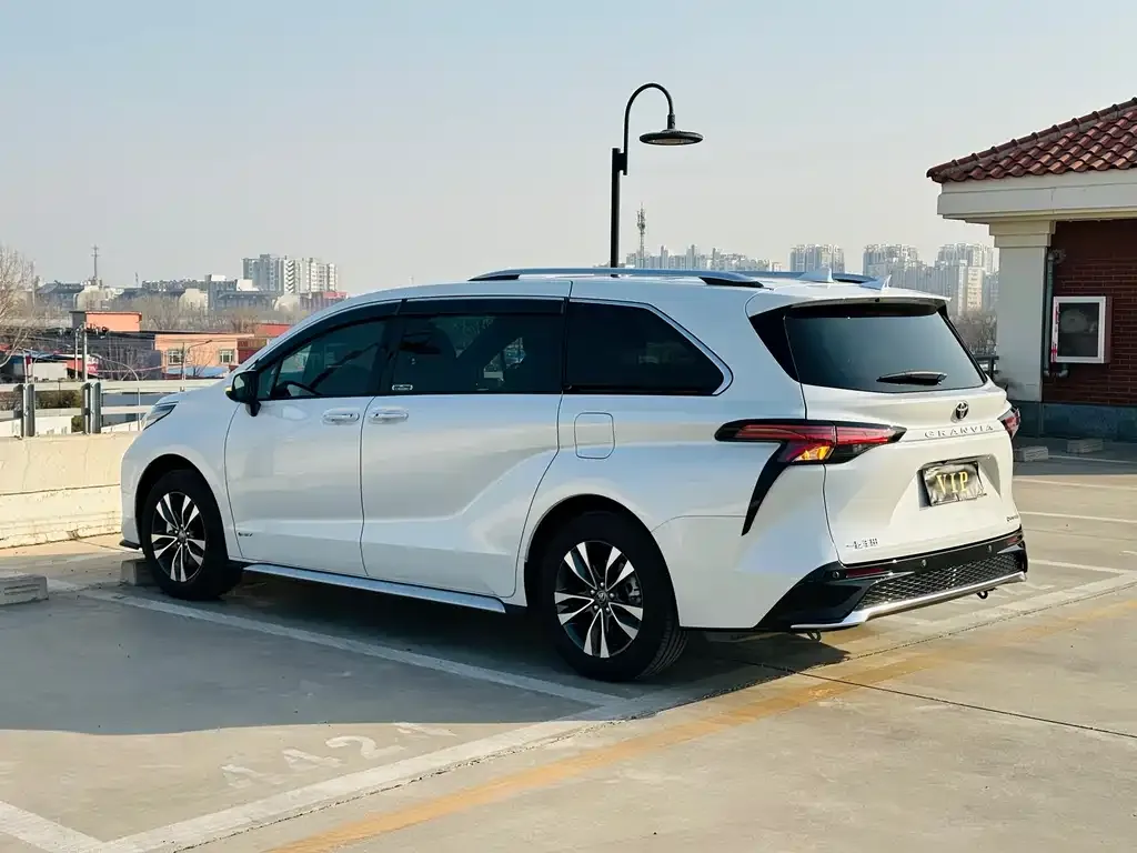 Toyota Granvia 2025 из CN, фото 10