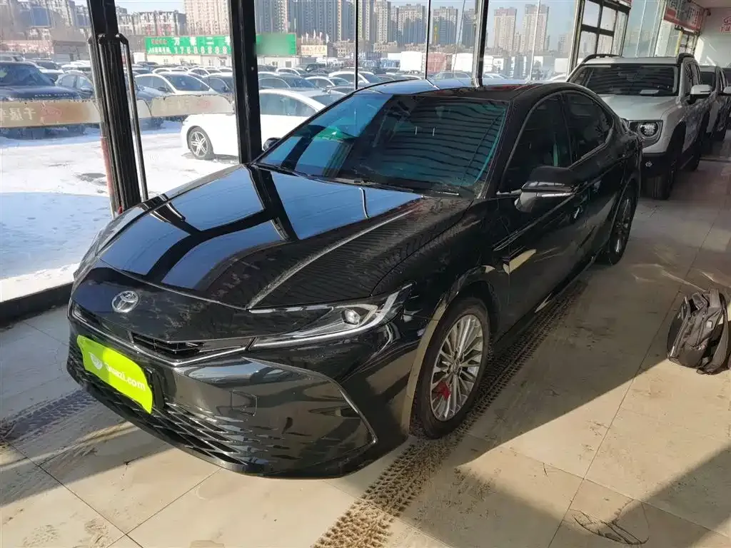 Toyota Camry — фото 1