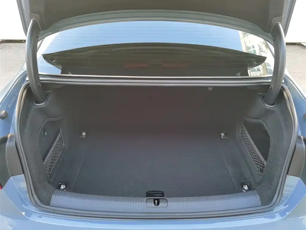 Audi A4L 2022 из CN, фото 2