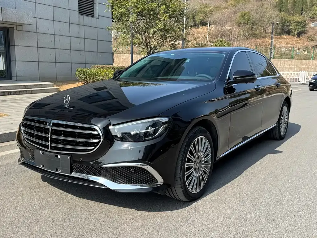 Mercedes-Benz E-Class — фото 1
