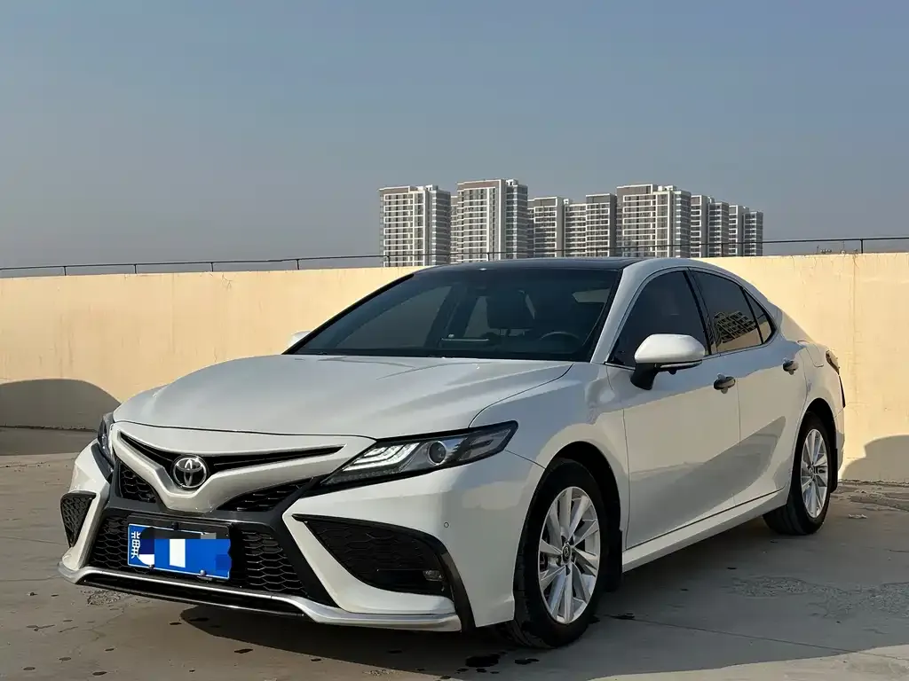Toyota Camry — фото 1