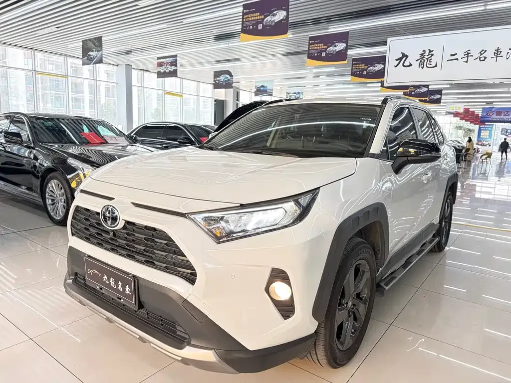 Toyota RAV4 2023 из CN, фото 1