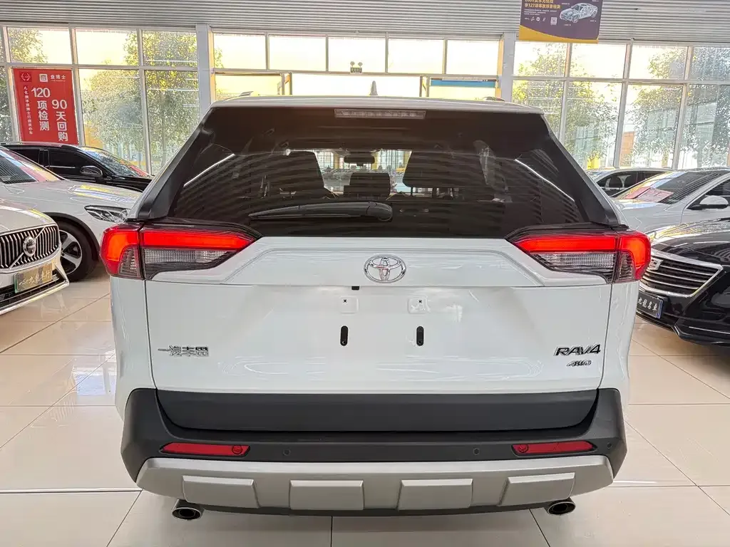 Toyota RAV4 2023 из CN, фото 4
