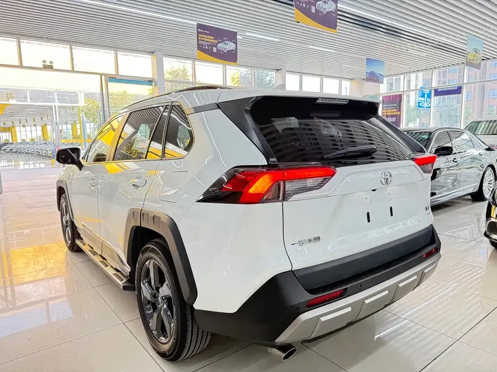 Toyota RAV4 2023 из CN, фото 9