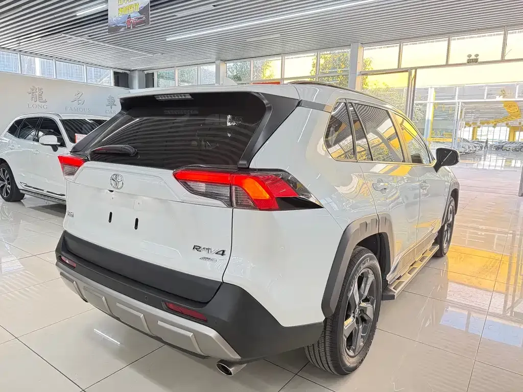 Toyota RAV4 2023 из CN, фото 8