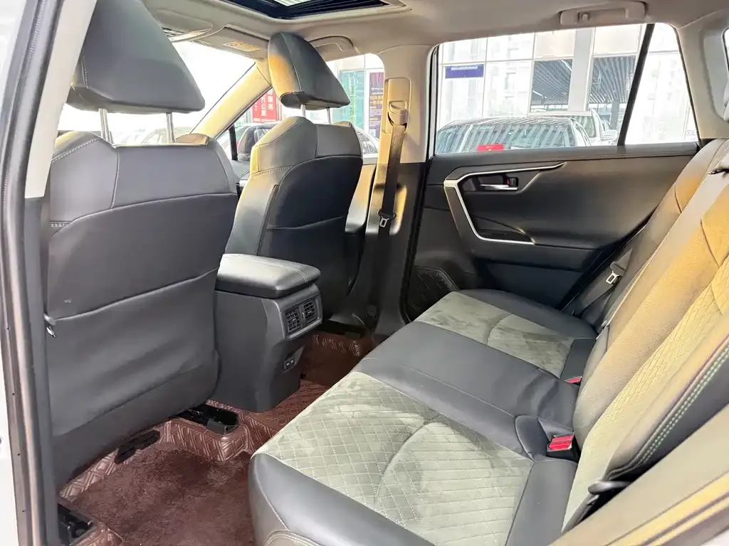 Toyota RAV4 2023 из CN, фото 2