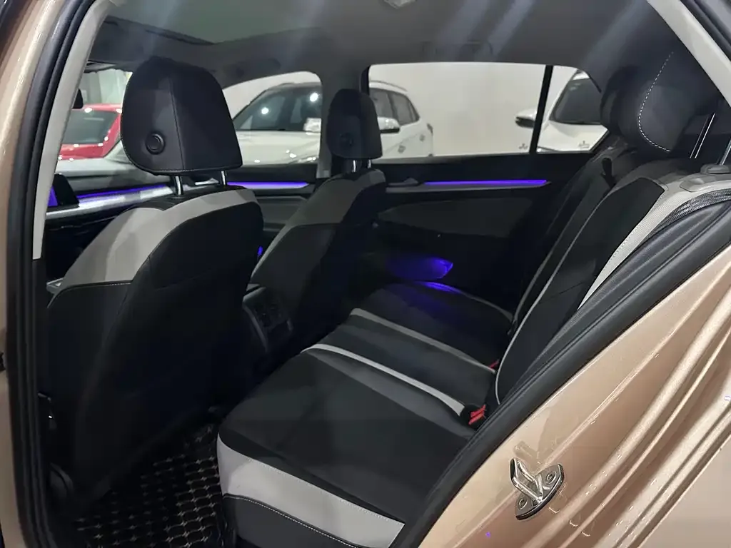 Volkswagen Golf 2021 из CN, фото 2