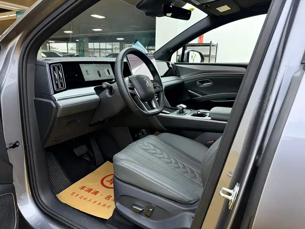 BYD L DM-i — фото 10