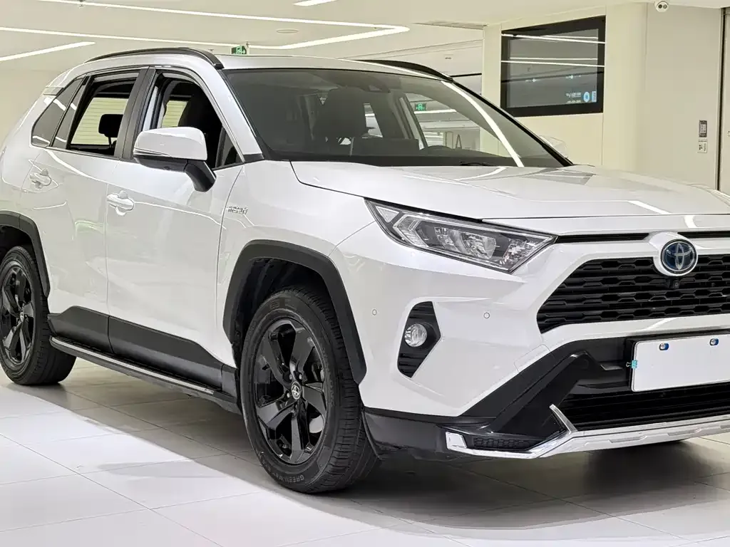 Toyota RAV4 — фото 1