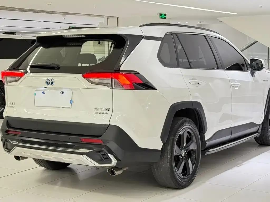 Toyota RAV4 — фото 8