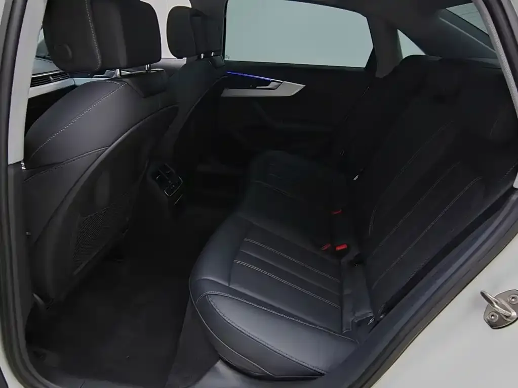 Audi A4L 2023 из CN, фото 2