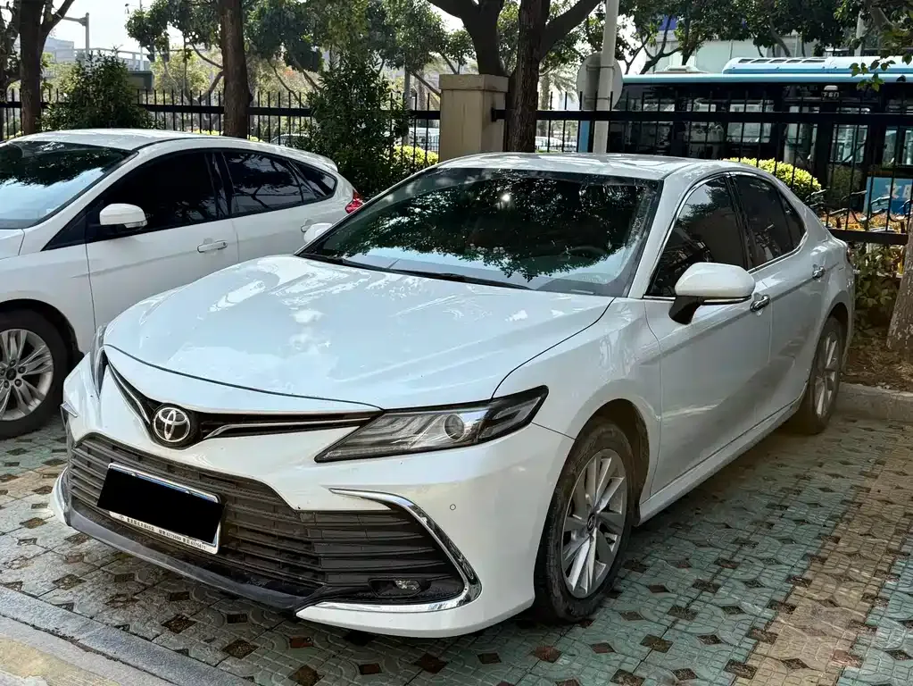 Toyota Camry — фото 1