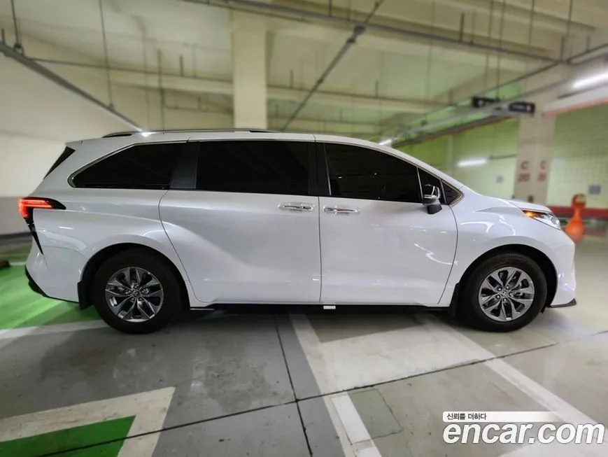 Toyota Sienna — фото 4