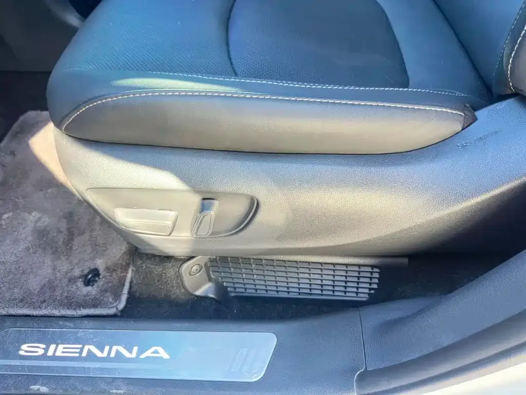 Toyota Sienna 2024 из CN, фото 4
