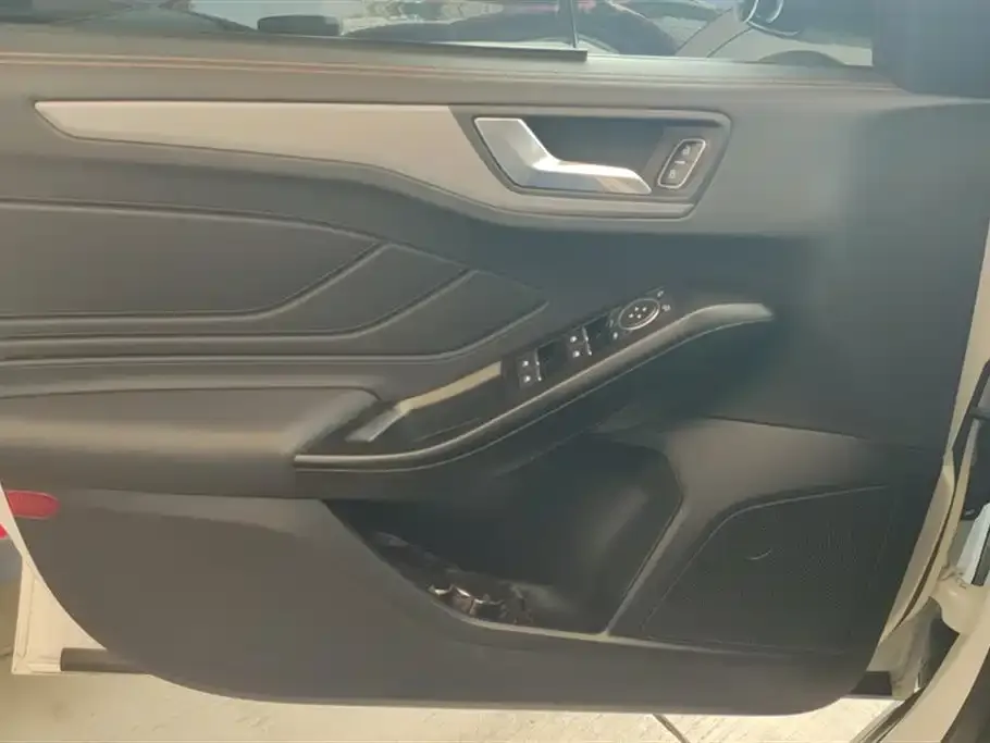 Ford Focus 2023 из CN, фото 6