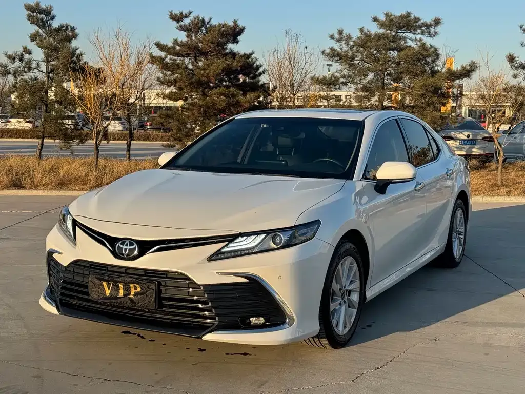 Toyota Camry — фото 1