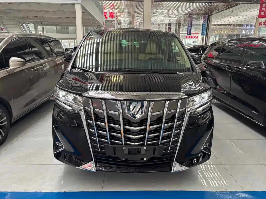 Toyota Alphard — фото 1