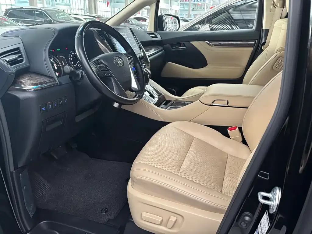 Toyota Alphard — фото 8