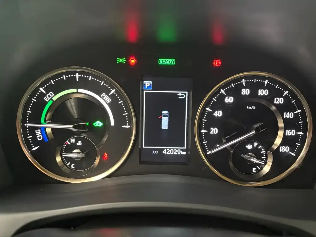 Toyota Alphard — фото 2