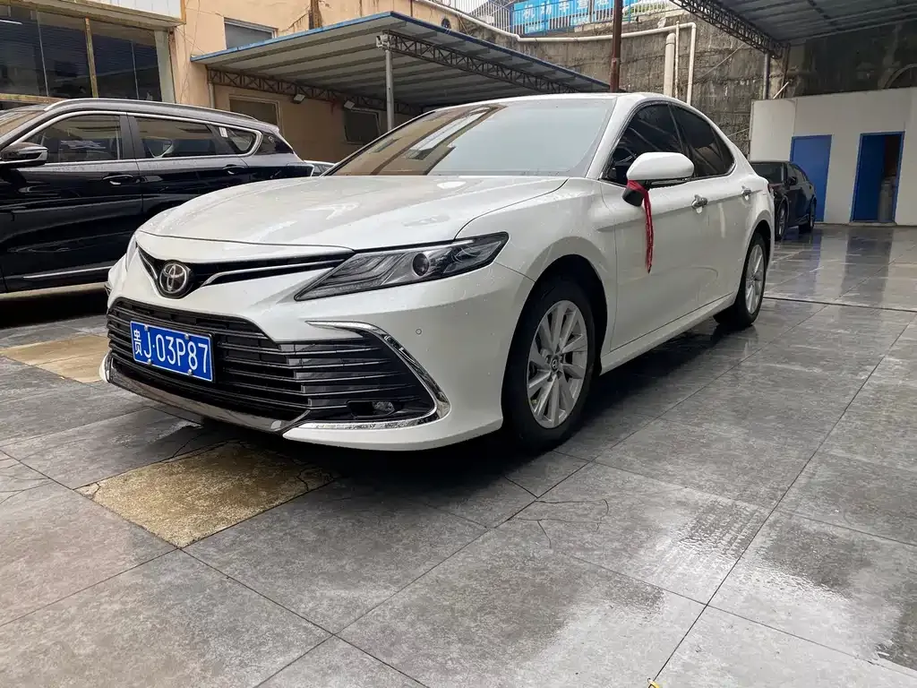 Toyota Camry — фото 1