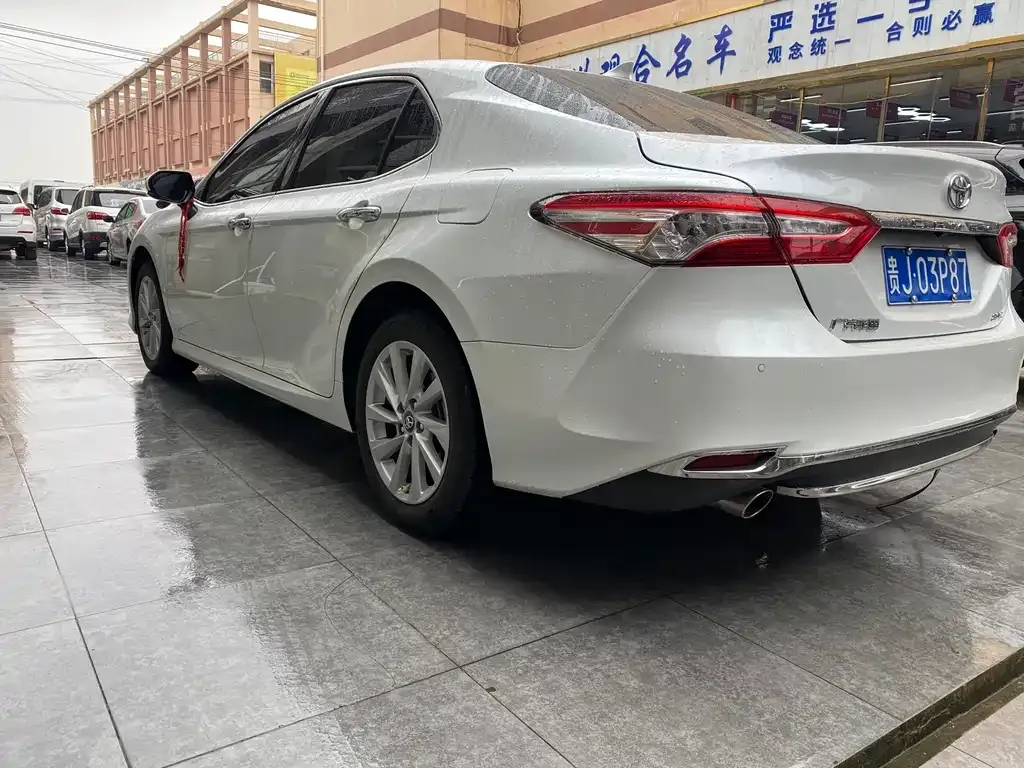 Toyota Camry — фото 9