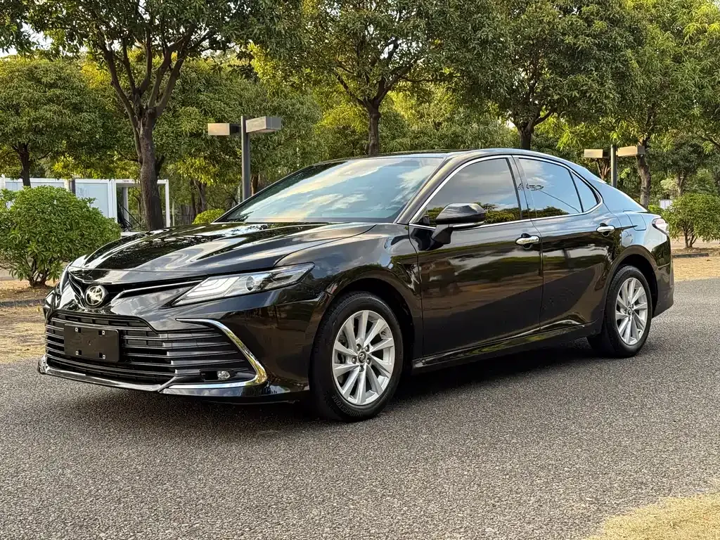 Toyota Camry — фото 1