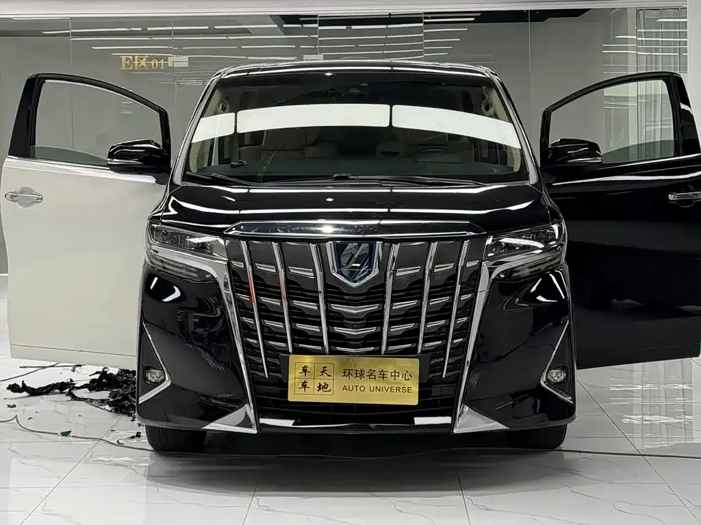 Toyota Alphard — фото 1
