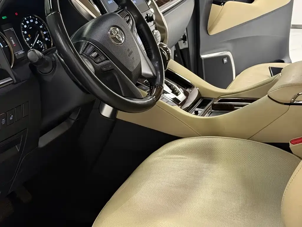 Toyota Alphard — фото 2