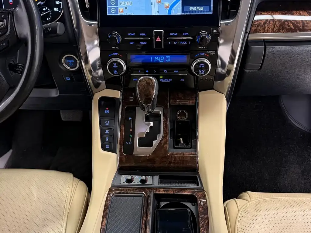 Toyota Alphard — фото 10