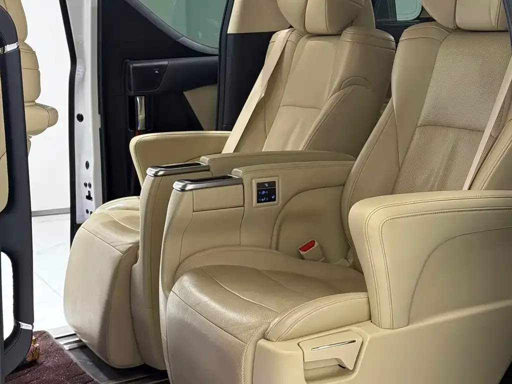 Toyota Alphard — фото 7