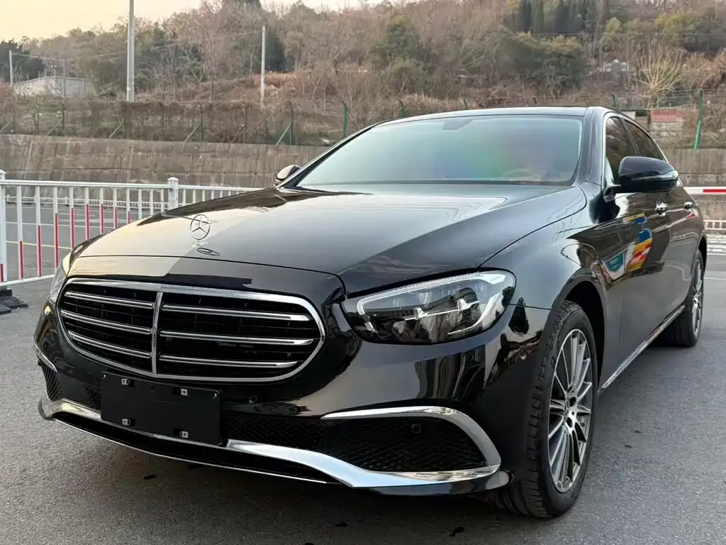 Mercedes-Benz E-Class — фото 1