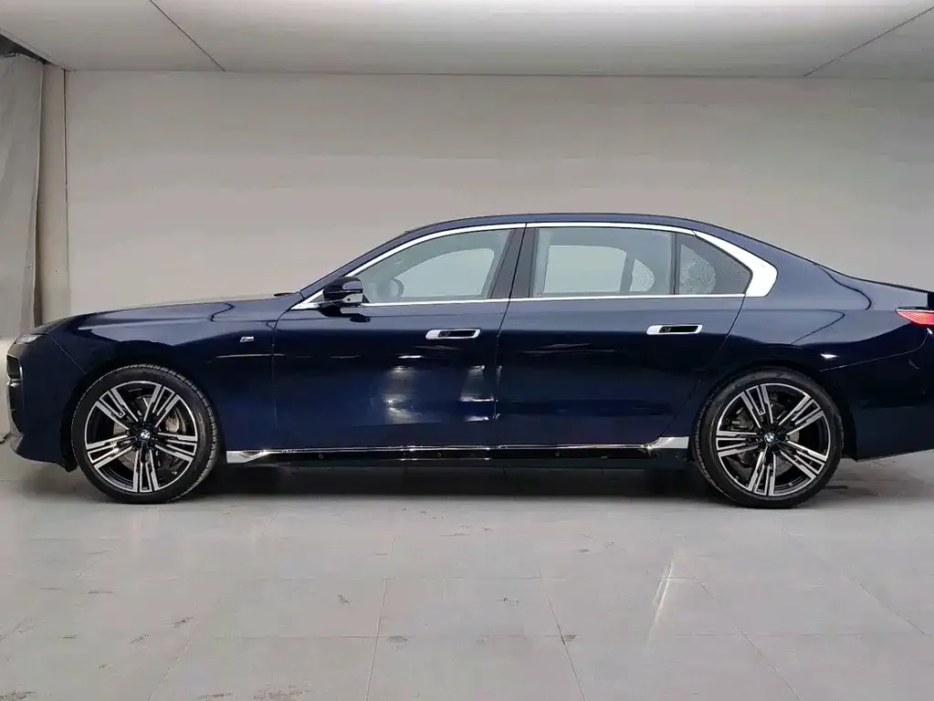 BMW 7 Series 2023 из CN, фото 10