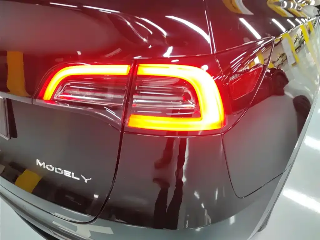 Tesla Model Y — фото 10