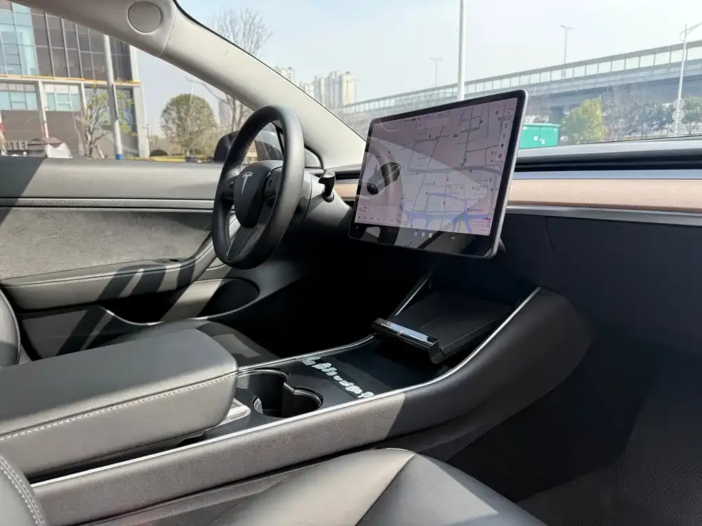 Tesla Model 3 — фото 3