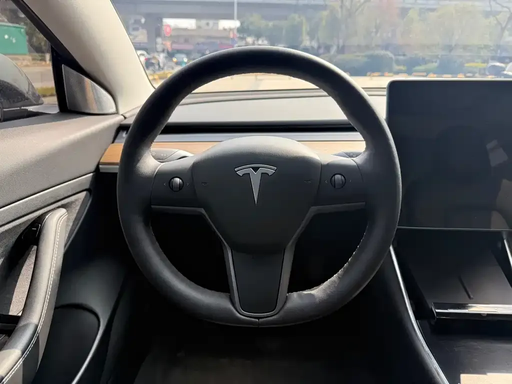 Tesla Model 3 — фото 9