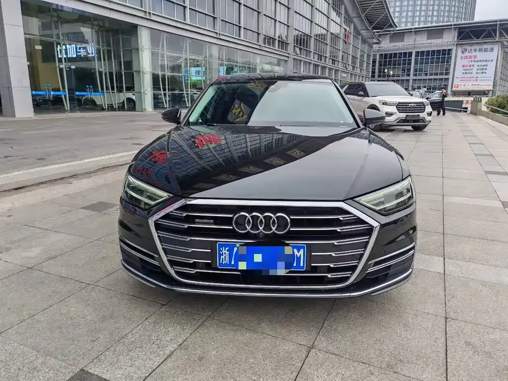 Audi A8 — фото 1