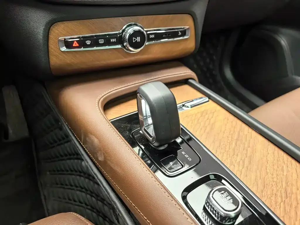 Volvo XC90 — фото 10