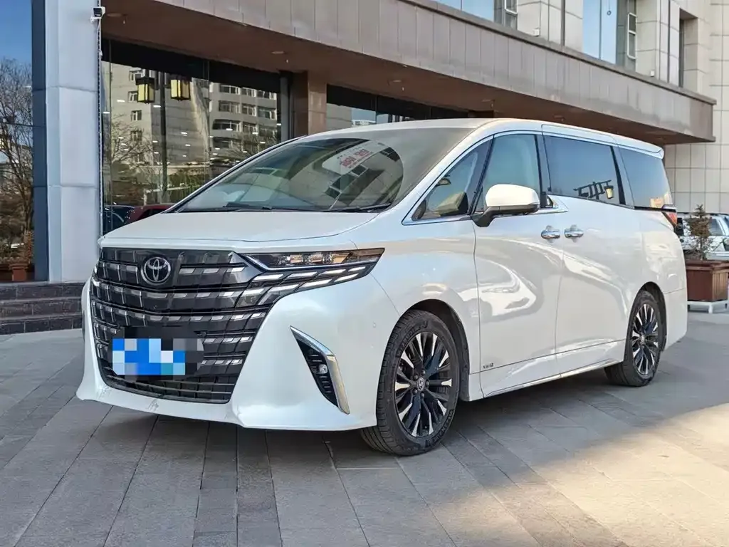 Toyota Alphard — фото 1