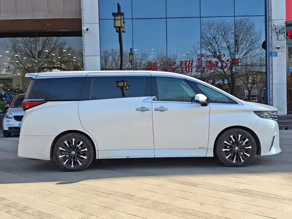 Toyota Alphard — фото 5