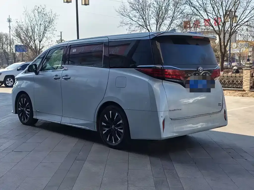 Toyota Alphard — фото 3