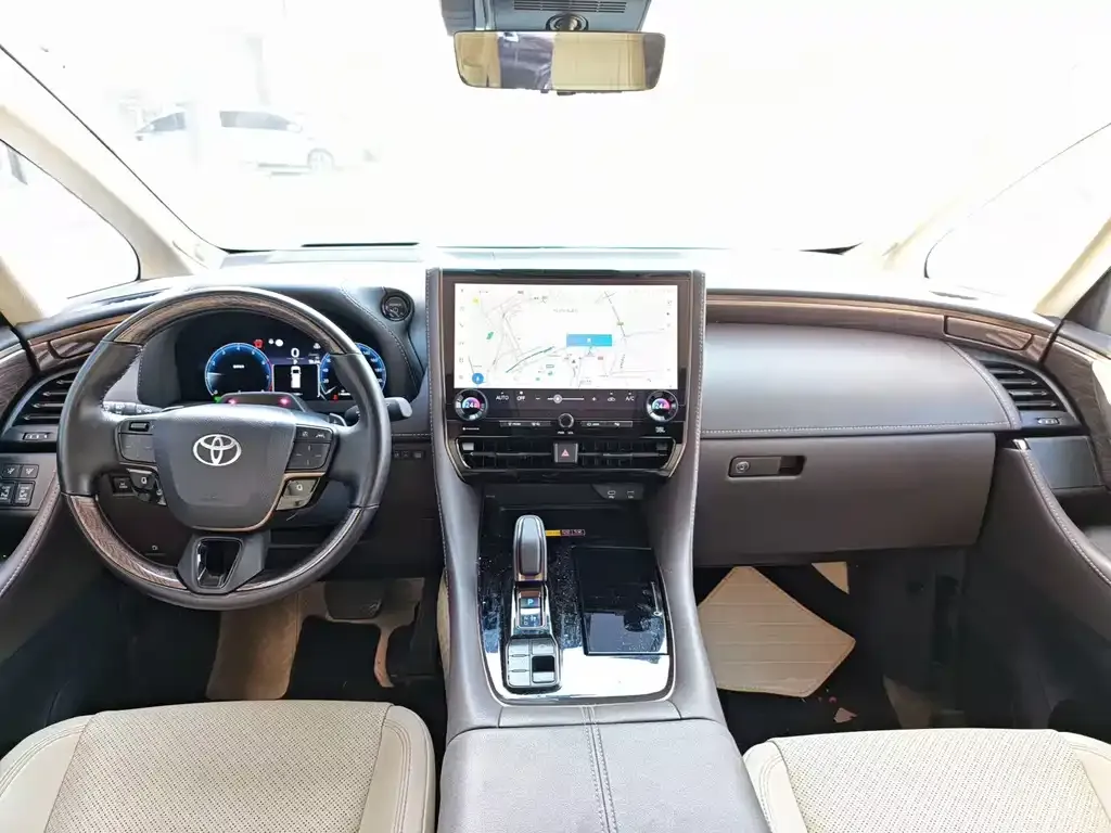 Toyota Alphard — фото 9