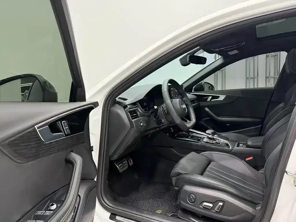 Audi A4L 2024 из CN, фото 5