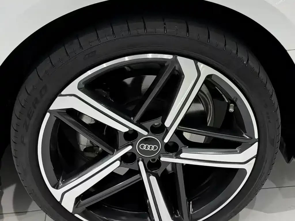 Audi A4L 2024 из CN, фото 9