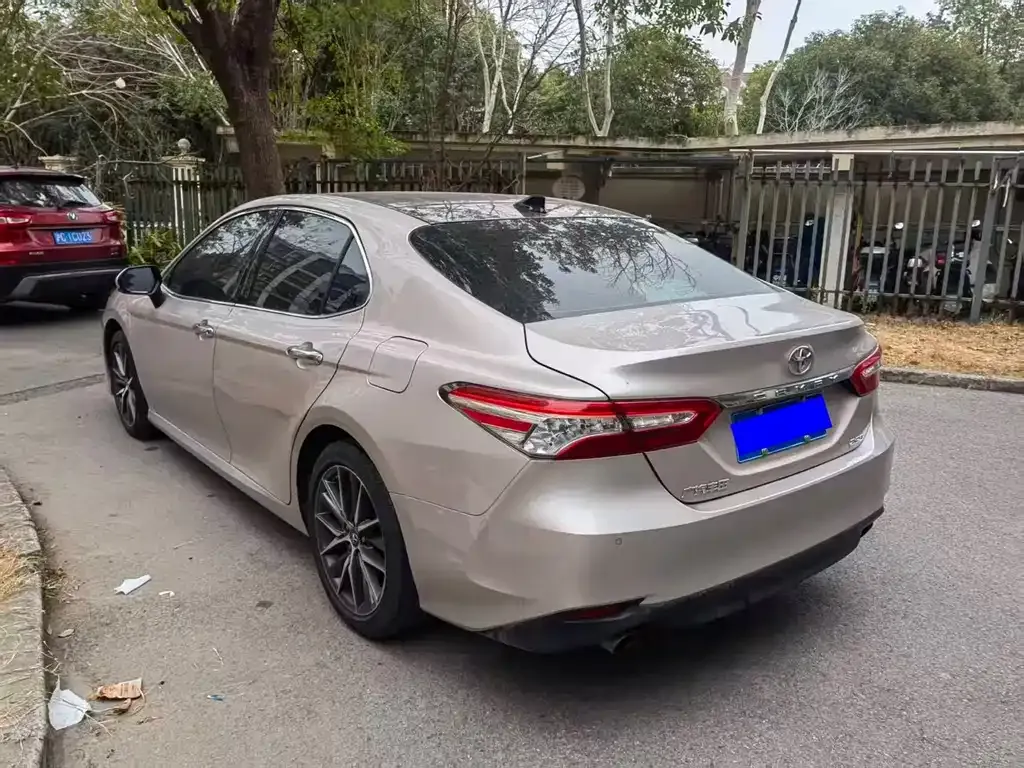 Toyota Camry — фото 5