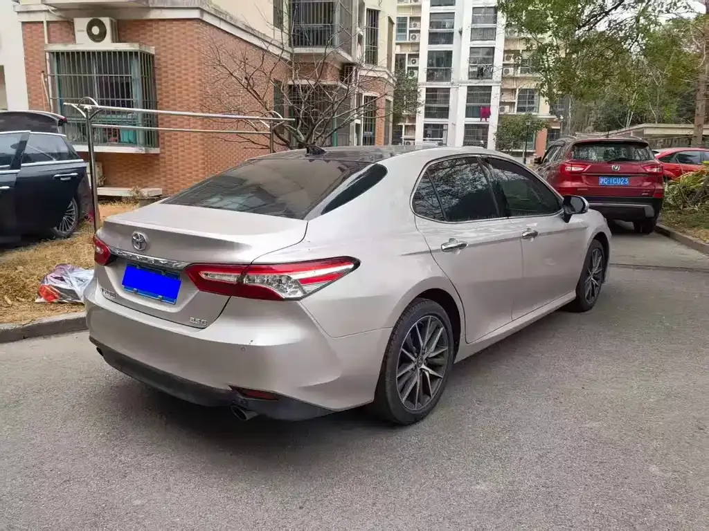 Toyota Camry — фото 3