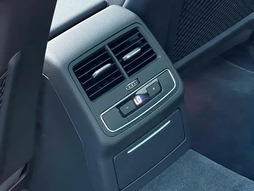 Audi A4L 2023 из CN, фото 8