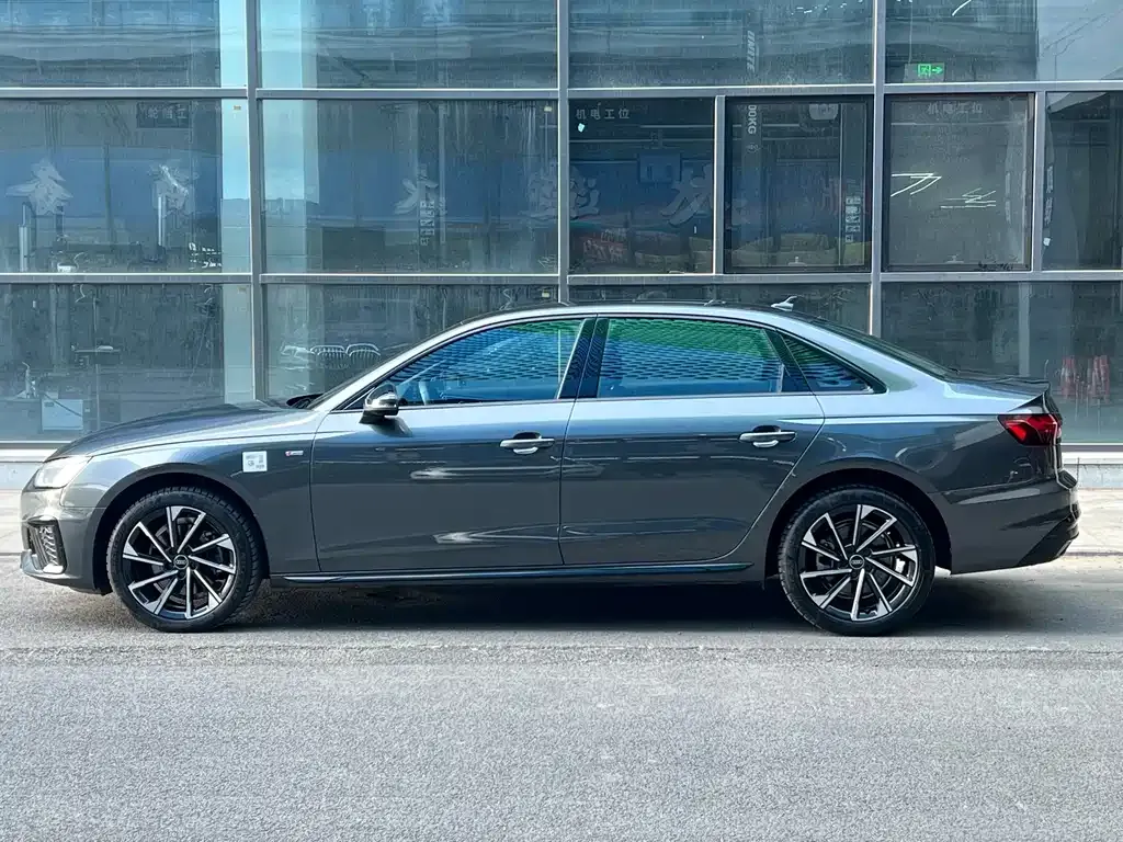 Audi A4L 2023 из CN, фото 2