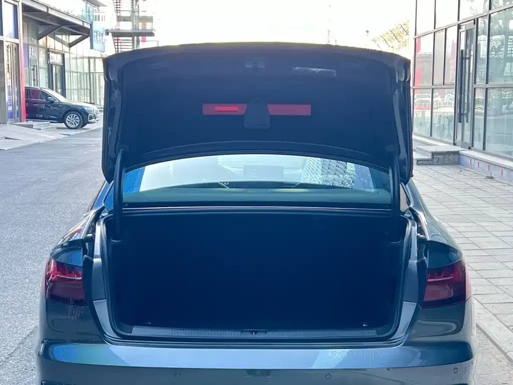 Audi A4L 2023 из CN, фото 5