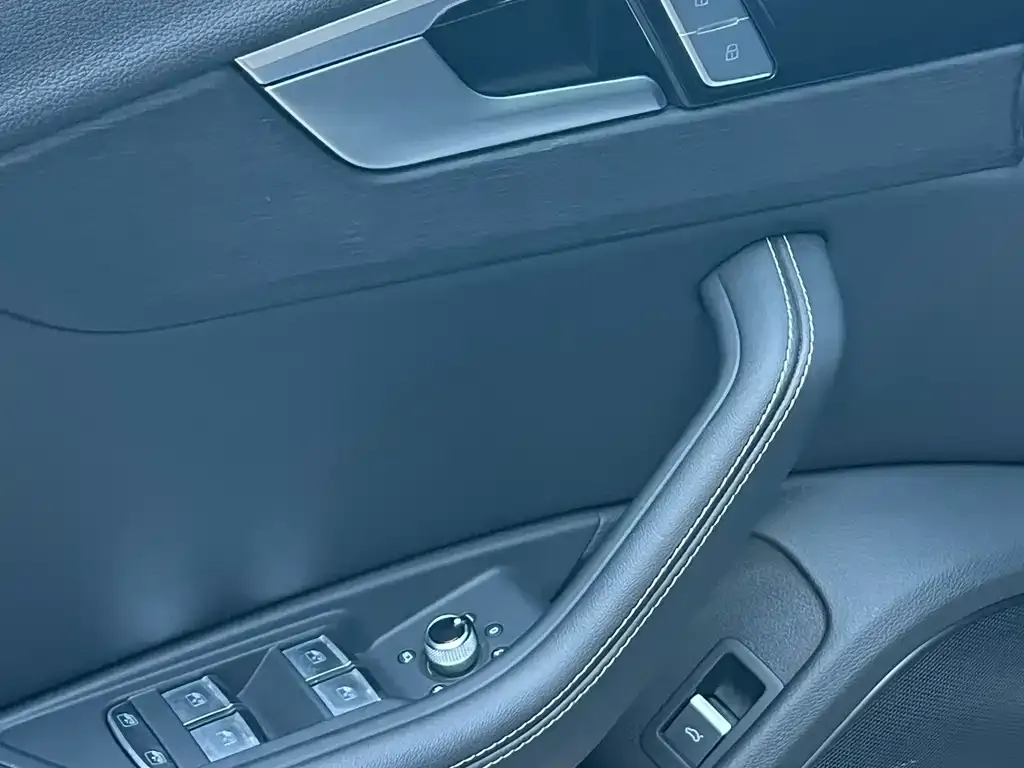 Audi A4L 2023 из CN, фото 6